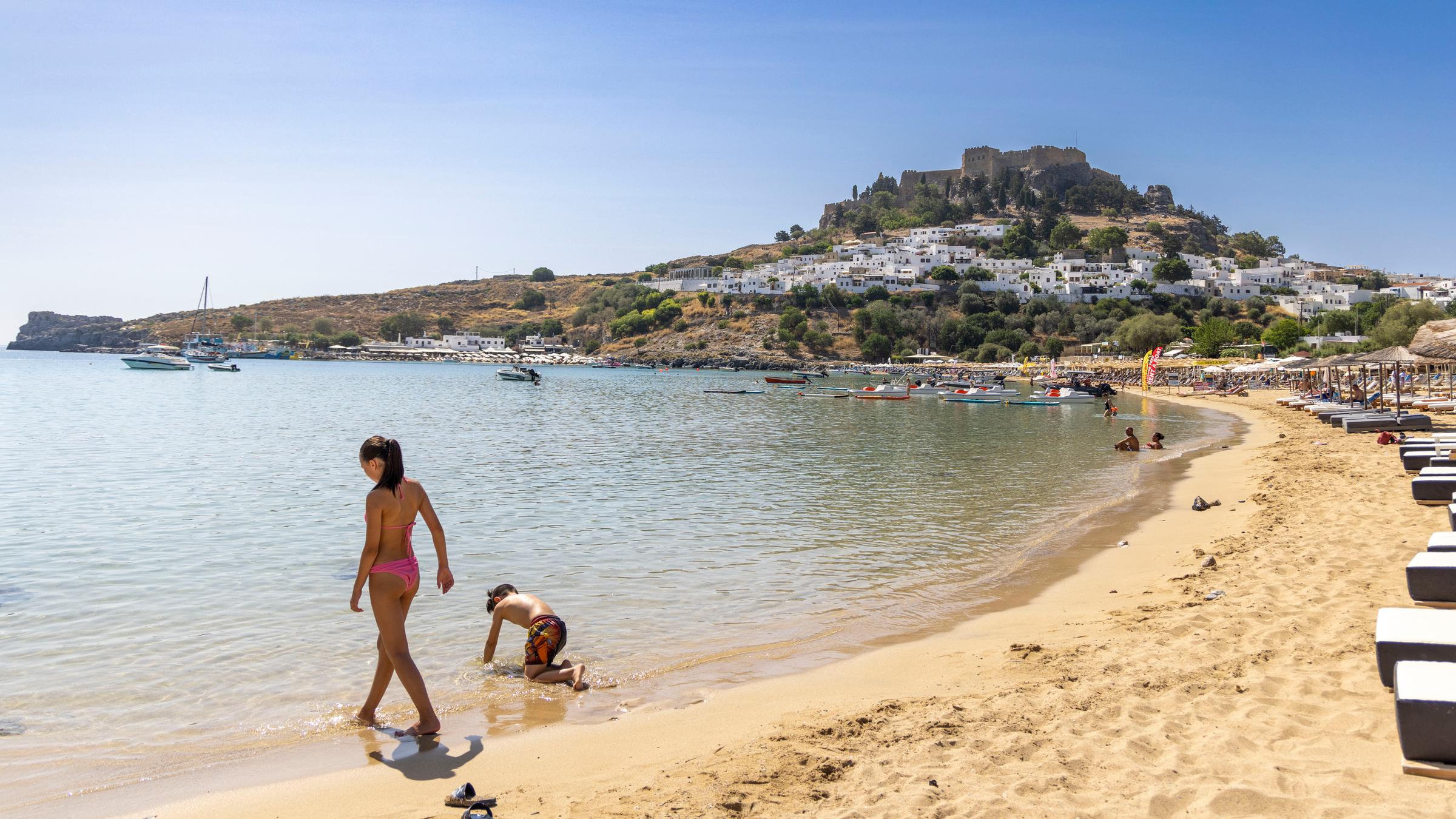 Touristen am Strand in Lindos