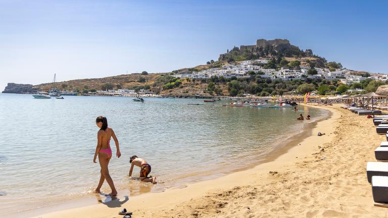 Touristen am Strand in Lindos