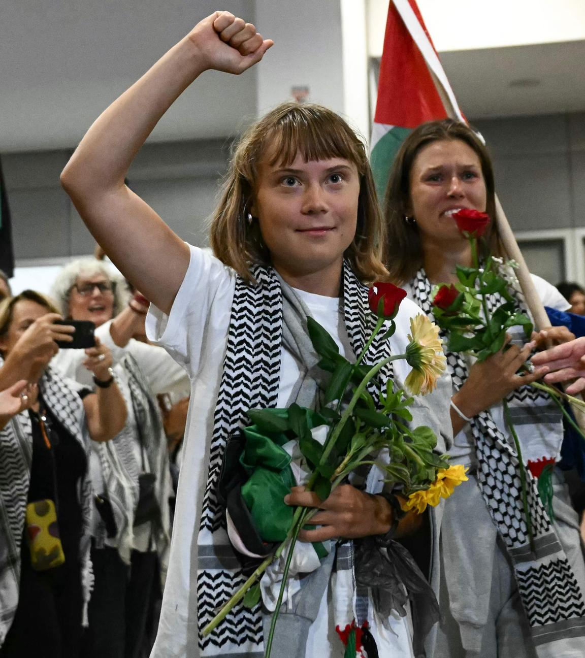 Griechenland, Athen: Die schwedische Klimaaktivistin Greta Thunberg hebt ihre Faust