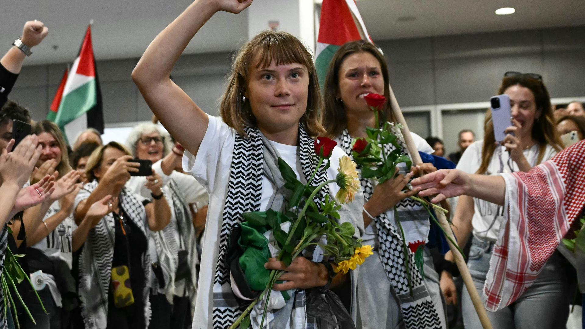 Griechenland, Athen: Die schwedische Klimaaktivistin Greta Thunberg hebt ihre Faust