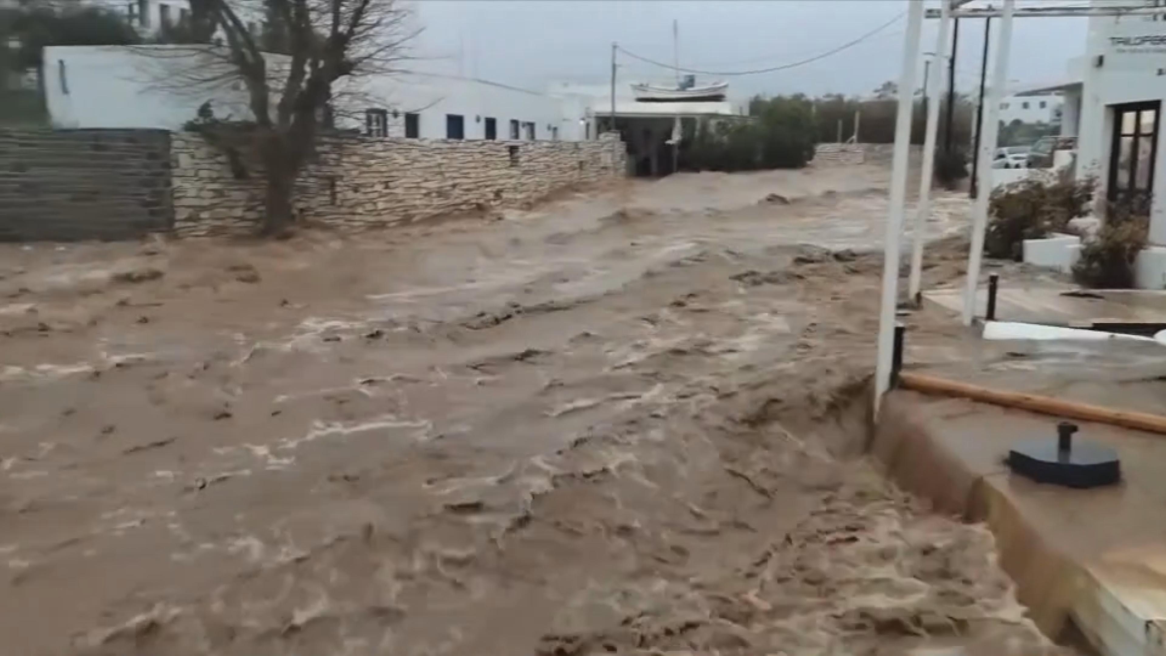 Auf der griechischen Insel Paros ist es nach starken Unwettern zu Überschwemmungen gekommen