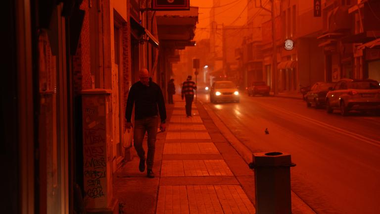 APRIL: Kreta wird am 1. April 2026 in Griechenland von einem saharischen Staubsturm umhüllt