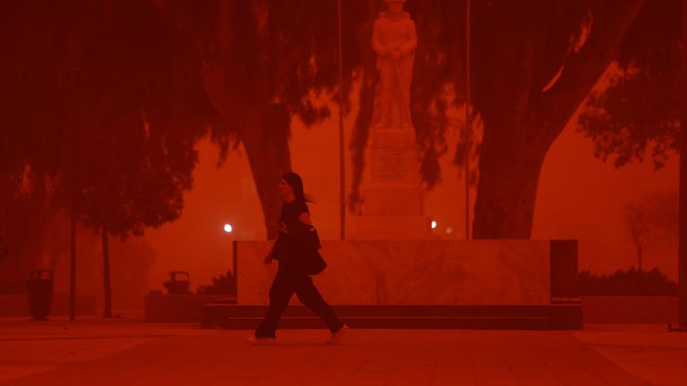 APRIL: Kreta wird am 1. April 2026 in Griechenland von einem saharischen Staubsturm umhüllt