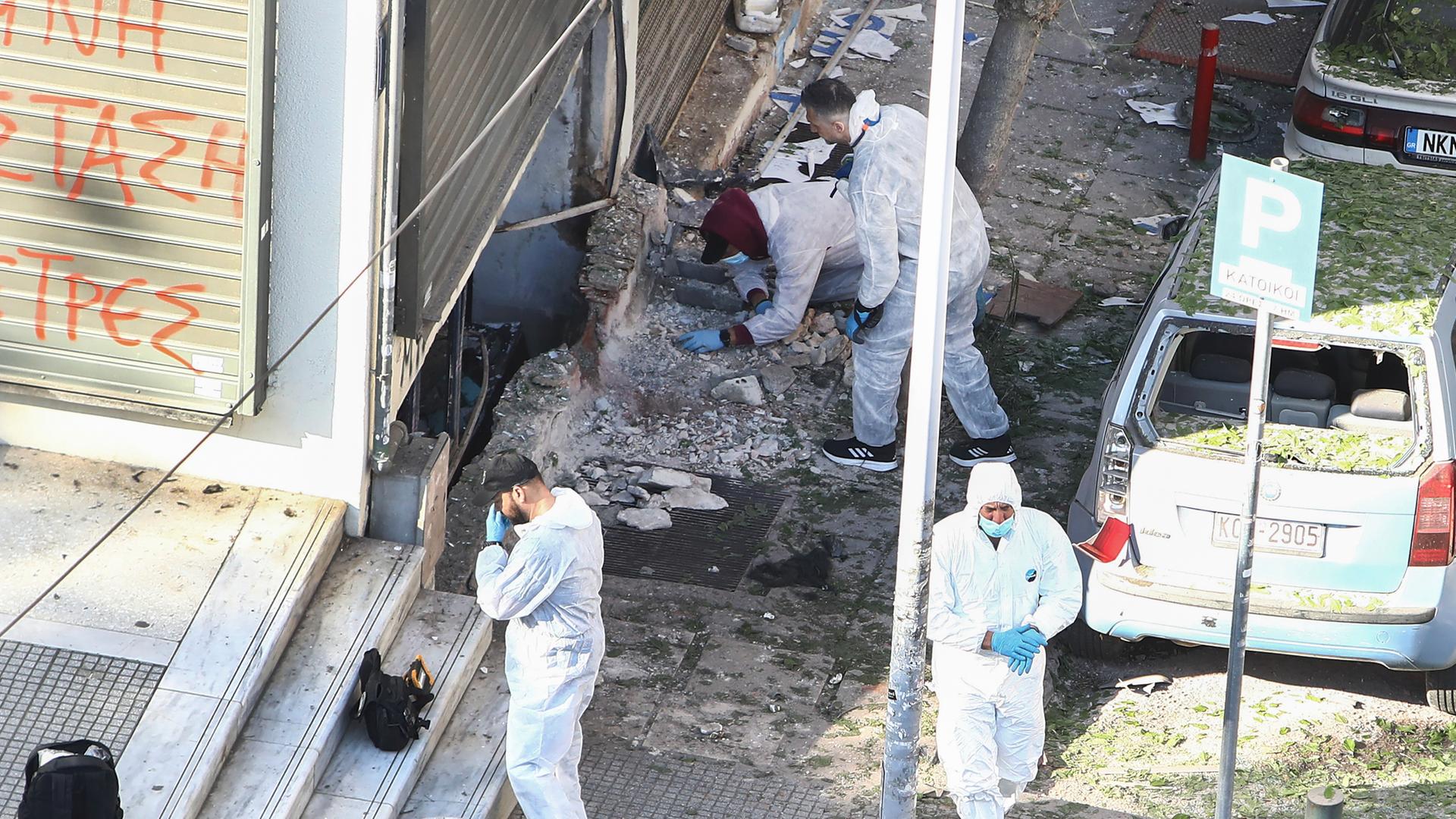 Griechenland, Thessaloniki: Forensische Experten der griechischen Polizei durchsuchen den Ort, an dem am frühen Samstag eine 38-jährige Frau getötet wurde, als eine Bombe, die sie bei sich trug, in ihren Händen explodierte