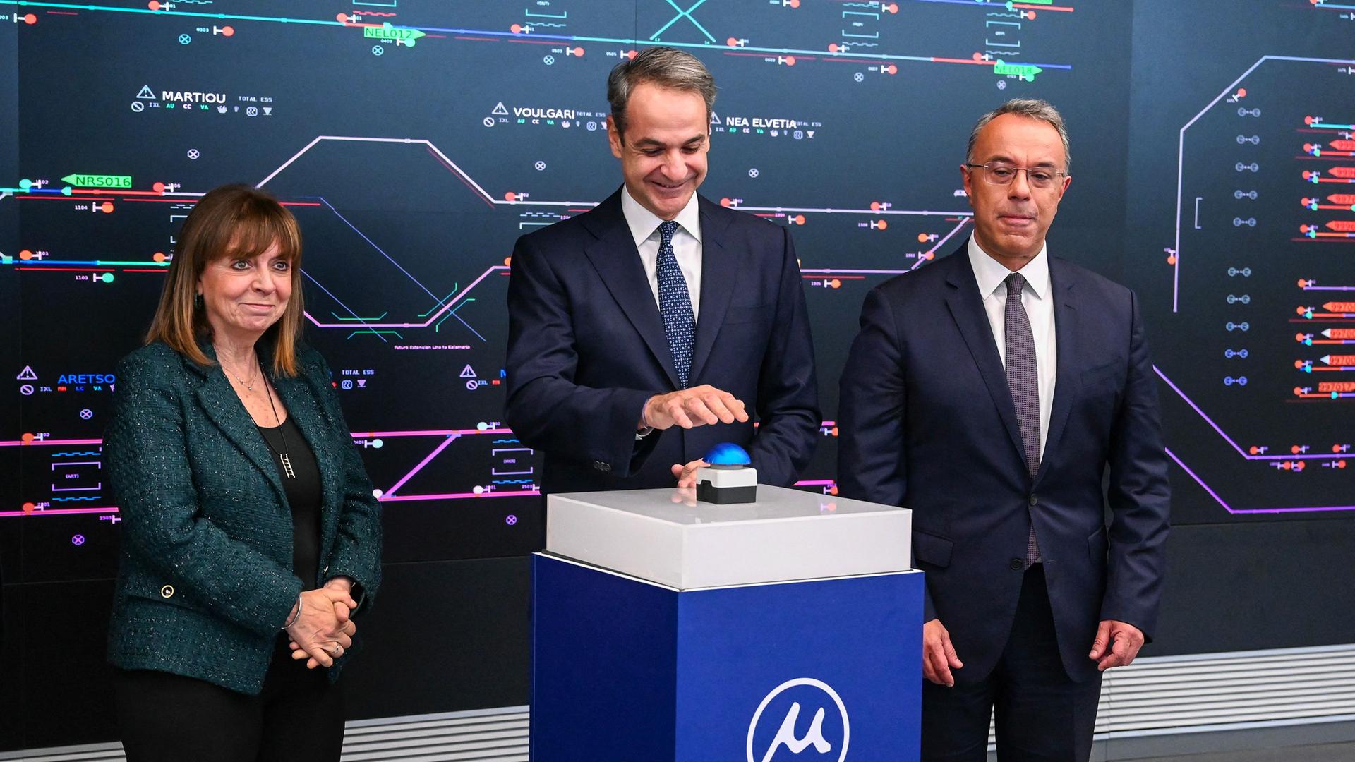 Der griechische Premierminister Kyriakos Mitsotakis (Mitte) weiht in Thessaloniki die U-Bahn von Thessaloniki ein