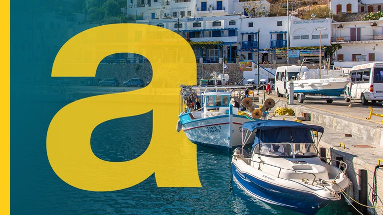 Boote im Hafen der griechischen Insel Tilos