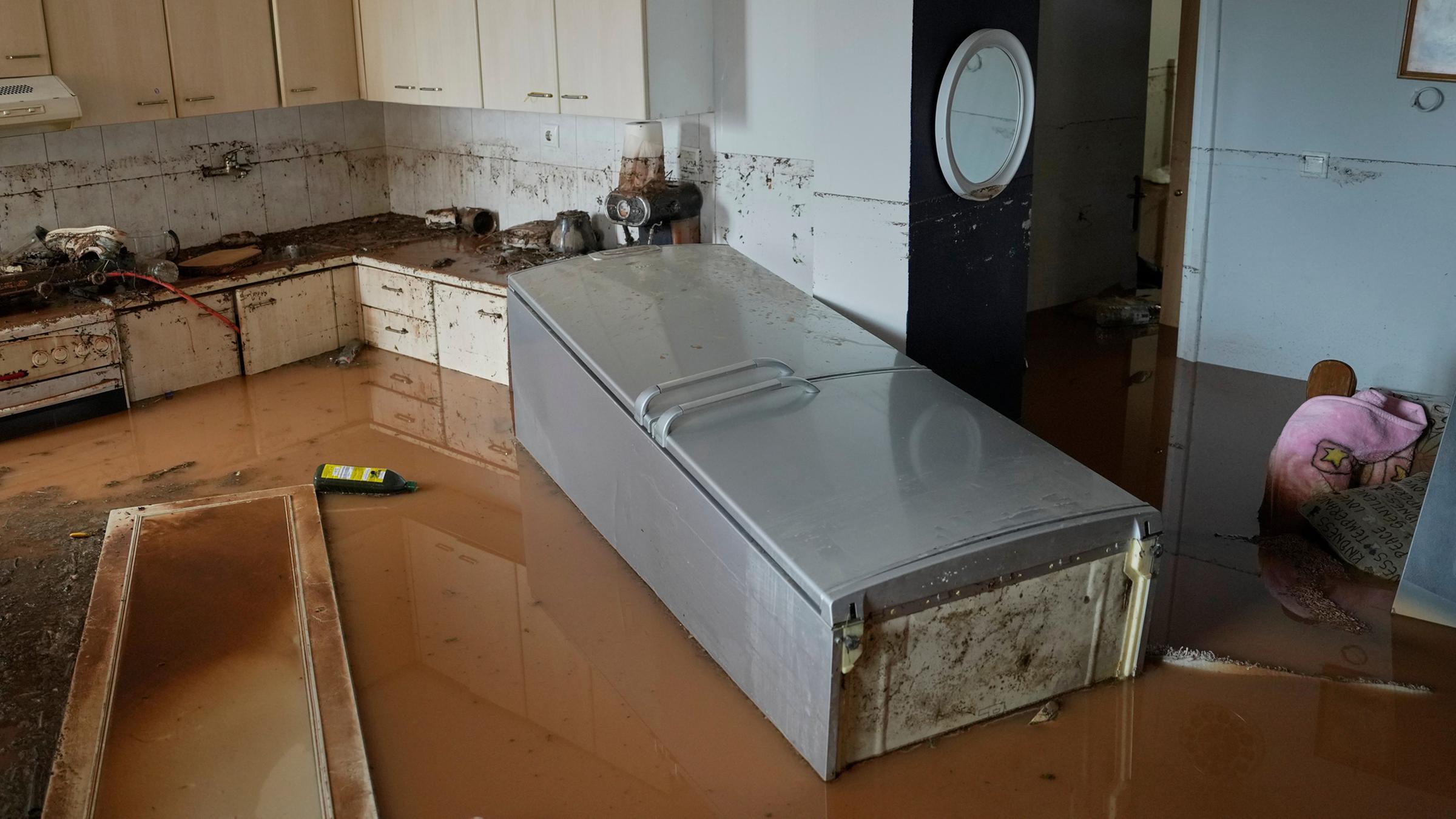 Wasser füllt am nach einer Überschwemmung nach starken Regenfällen am 2. April 2026 ein Haus in Nea Makri östlich von Athen.