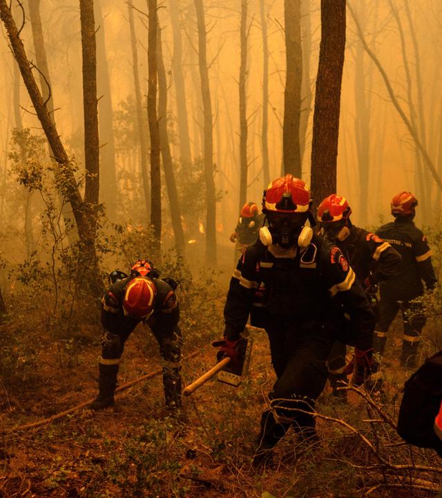Feuerwehrmänner bekämpfen Waldbrände in Griechenland