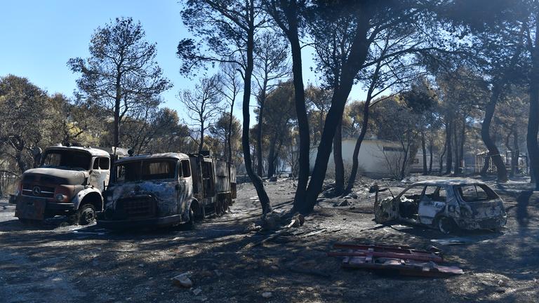 Griechenland, Athen: Ausgebrannte Autos im Vorort Nea Penteli
