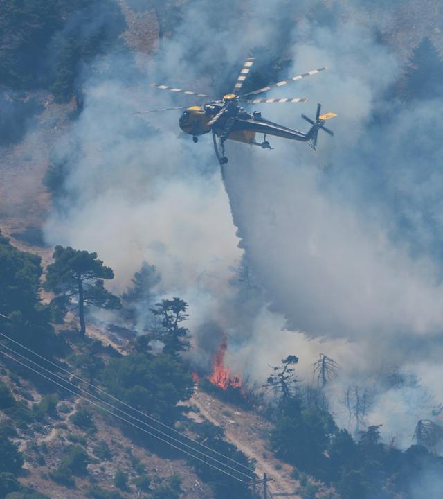 Griechenland: Ein Löschhubschrauber wirft Wasser über einem Waldbrand am Berg Kithairon bei Porto Germeno, nordwestlich von Athen ab