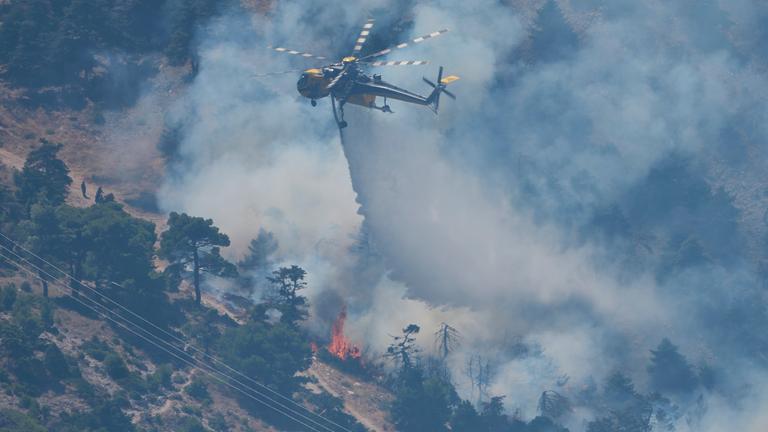 Griechenland: Ein Löschhubschrauber wirft Wasser über einem Waldbrand am Berg Kithairon bei Porto Germeno, nordwestlich von Athen ab