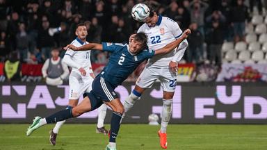 Griechenlands Giorgos Vagiannidis versucht einen Kopfball zu spielen
