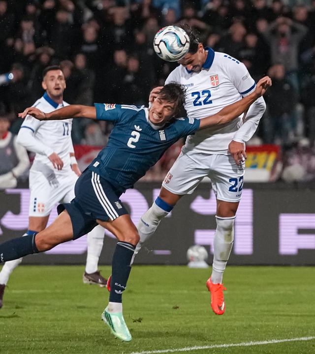 Griechenlands Giorgos Vagiannidis versucht einen Kopfball zu spielen