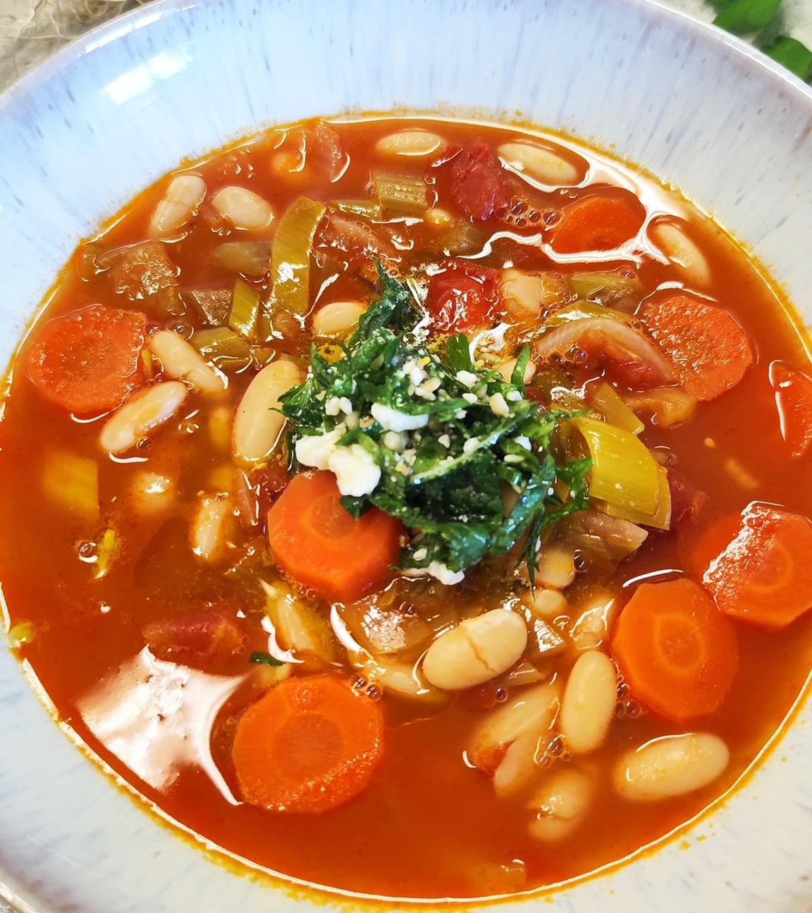 Griechische Bohnensuppe mit Kräutertopping