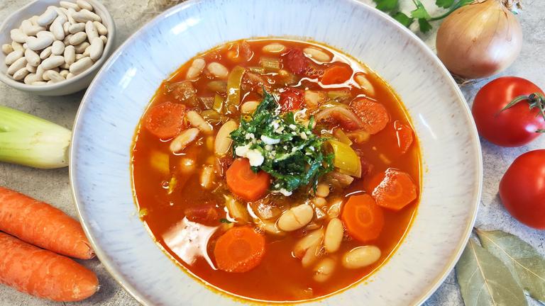 Griechische Bohnensuppe mit Kräutertopping