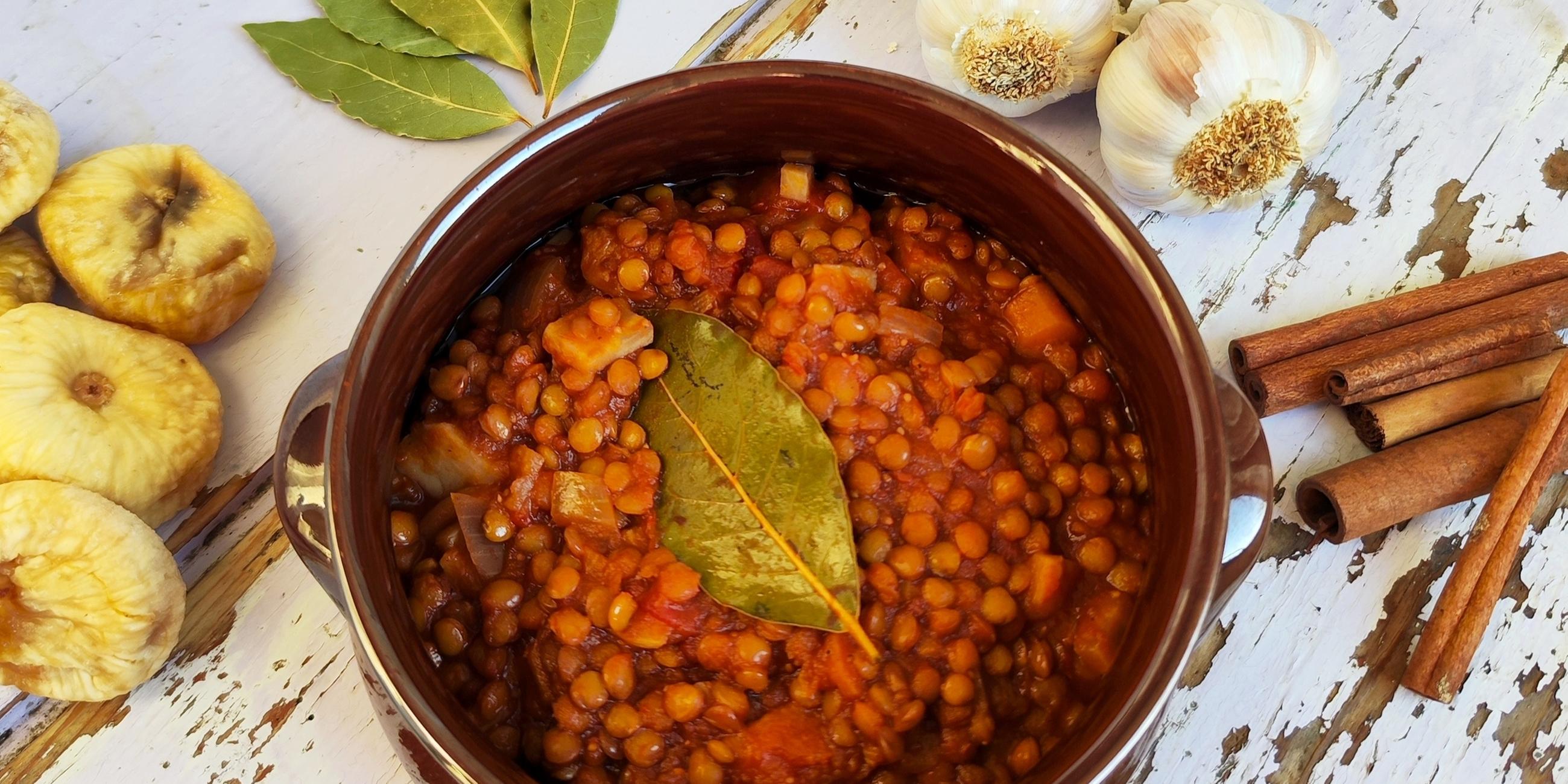 Griechische Linsensuppe mit Zimt und Fladenbrot