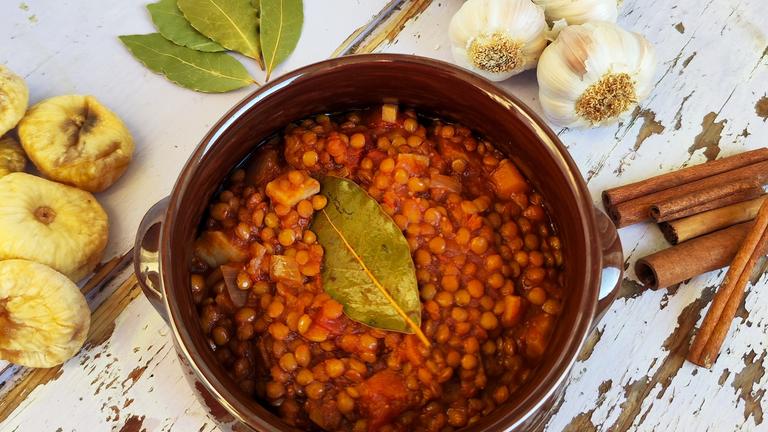 Griechische Linsensuppe mit Zimt und Fladenbrot