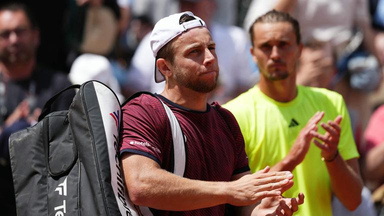 Tallon Griekspoor klatscht nach seiner Aufgabe dem Publikum zu. Im Hintergrund klatscht auch Alexander Zverev