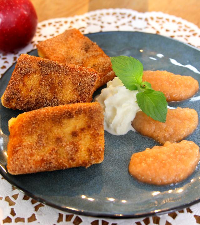 Grießschnitten mit Apfel-Zimt-Kompott