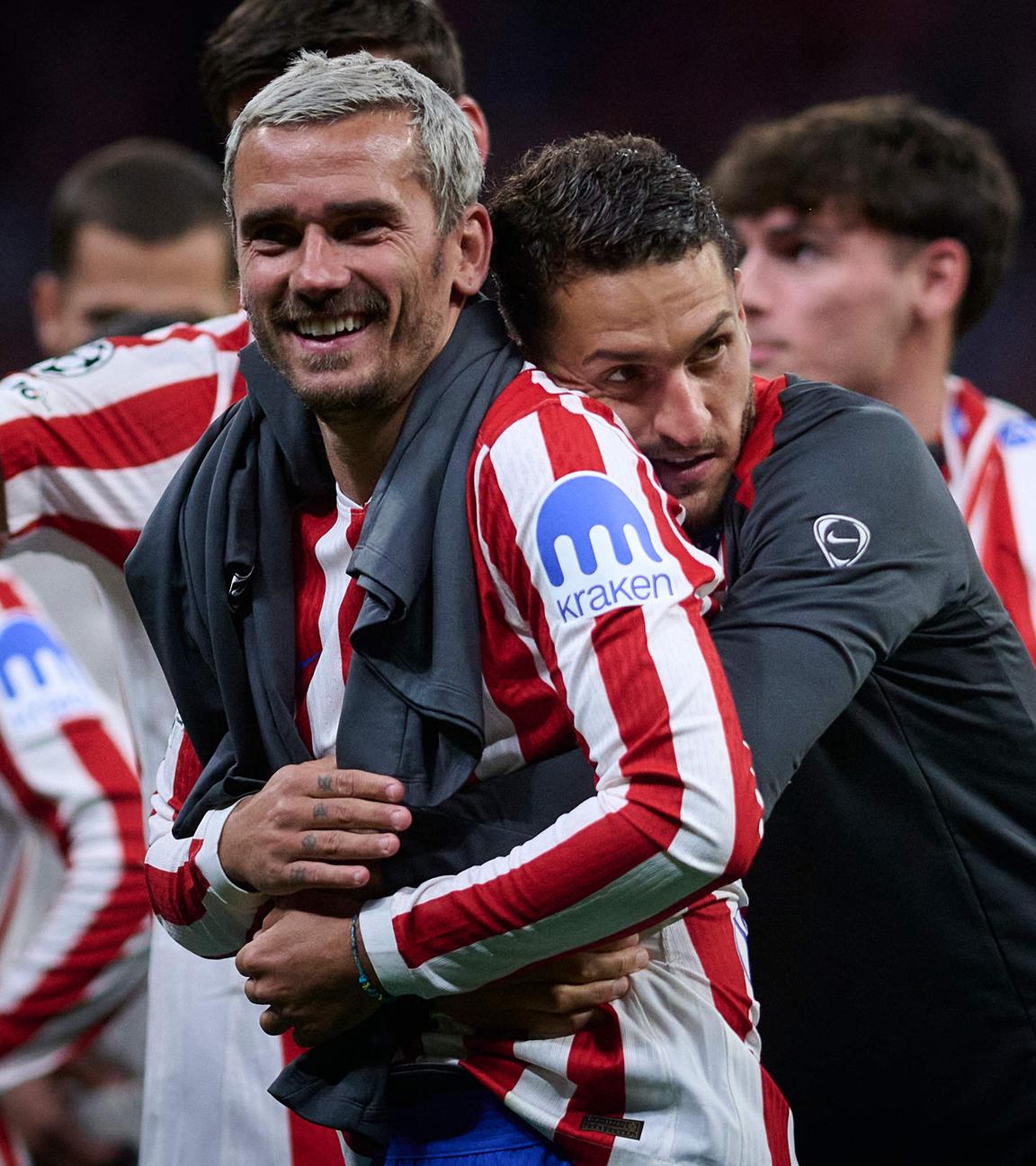 Koke umarmt Mitspieler Antoine Griezmann (links) nach dem Halbfinal-Rückspiel Atletico Madrids gegen FC Barcelona von hinten