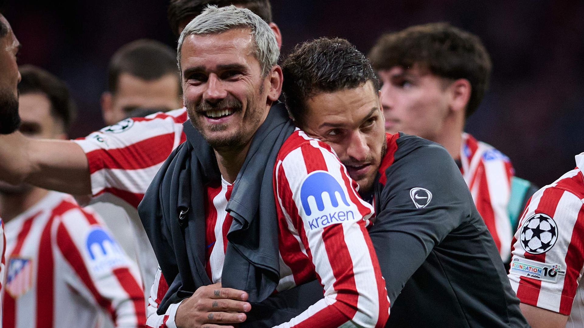 Koke umarmt Mitspieler Antoine Griezmann (links) nach dem Halbfinal-Rückspiel Atletico Madrids gegen FC Barcelona von hinten