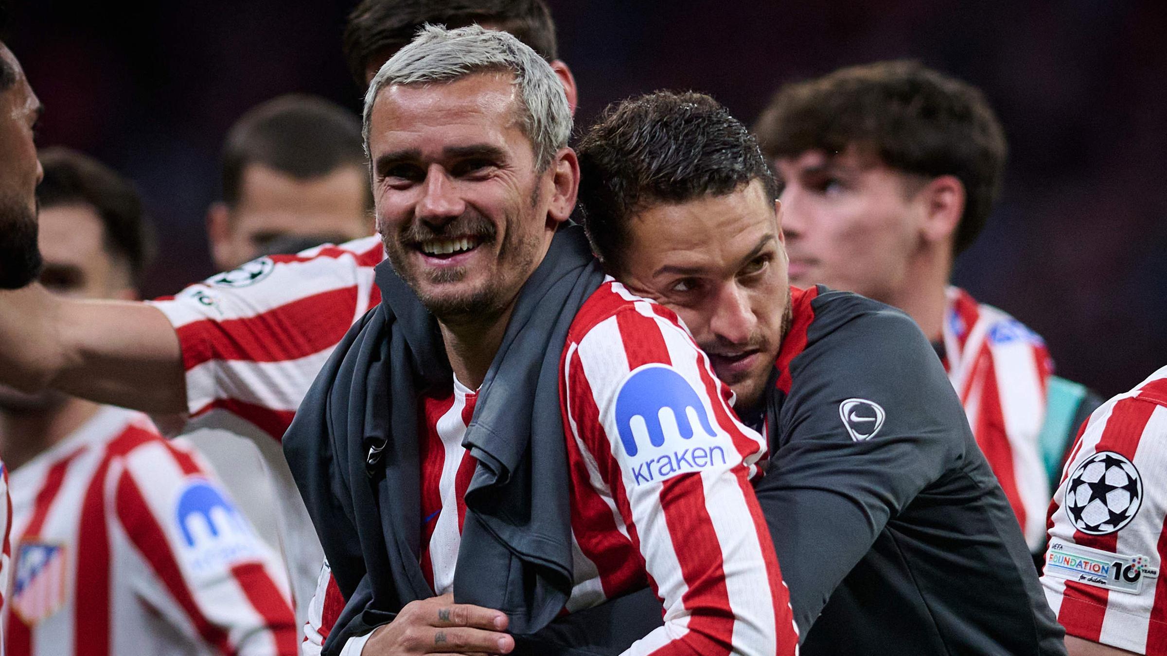 Koke umarmt Mitspieler Antoine Griezmann (links) nach dem Halbfinal-Rückspiel Atletico Madrids gegen FC Barcelona von hinten