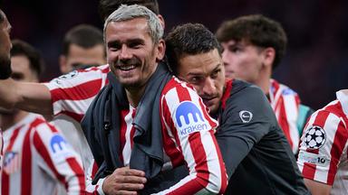 Koke umarmt Mitspieler Antoine Griezmann (links) nach dem Halbfinal-Rückspiel Atletico Madrids gegen FC Barcelona von hinten