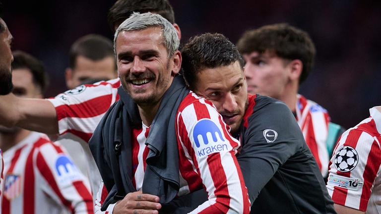 Koke umarmt Mitspieler Antoine Griezmann (links) nach dem Halbfinal-Rückspiel Atletico Madrids gegen FC Barcelona von hinten