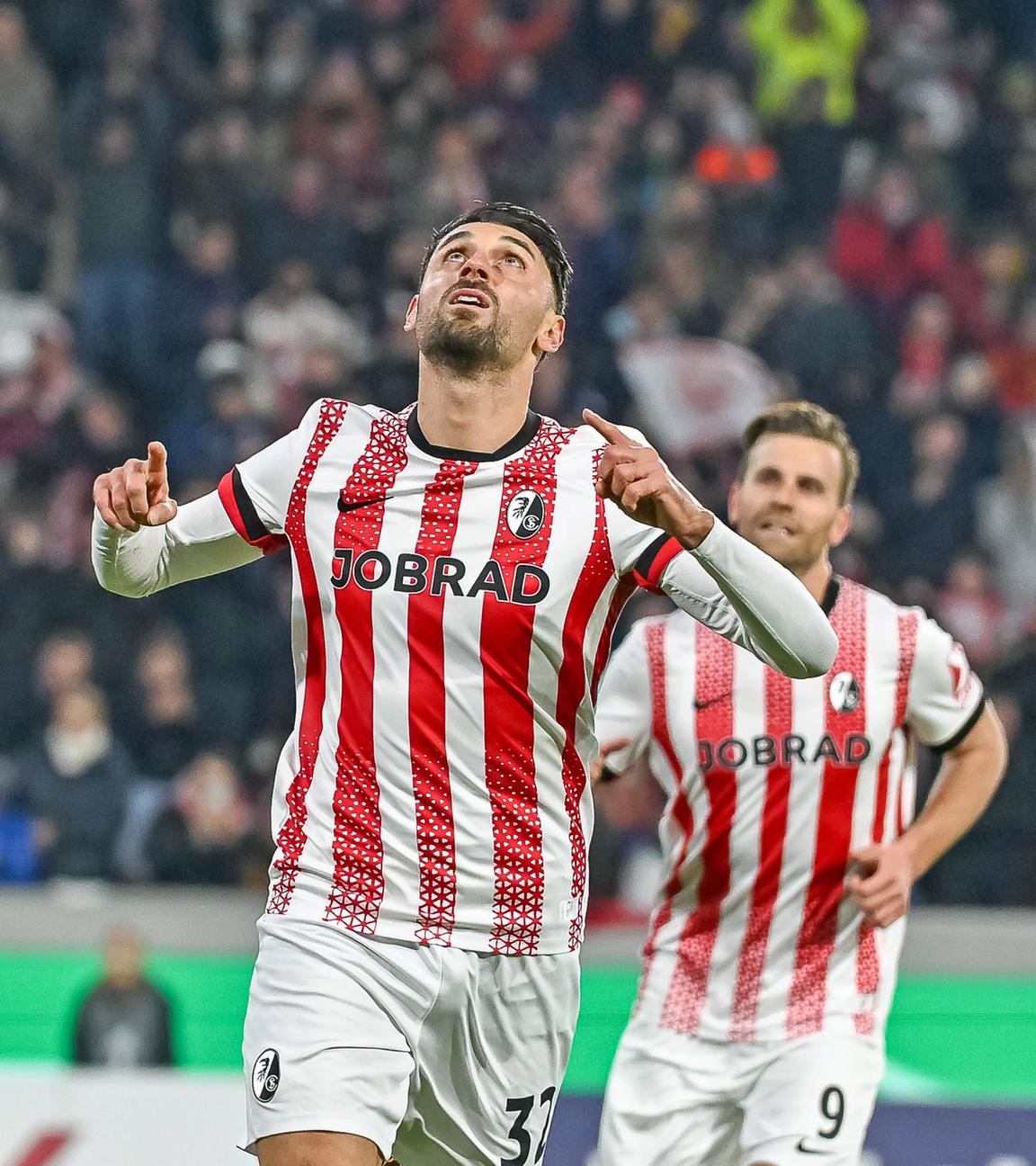 DFB-Pokal: Freiburgs Vincenzo Grifo schaut nach seinem Treffer gegen Darmstadt beim Jubel nach oben zum Himmel.