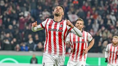 DFB-Pokal: Freiburgs Vincenzo Grifo schaut nach seinem Treffer gegen Darmstadt beim Jubel nach oben zum Himmel.