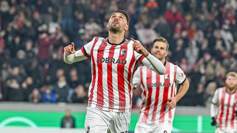 DFB-Pokal: Freiburgs Vincenzo Grifo schaut nach seinem Treffer gegen Darmstadt beim Jubel nach oben zum Himmel.