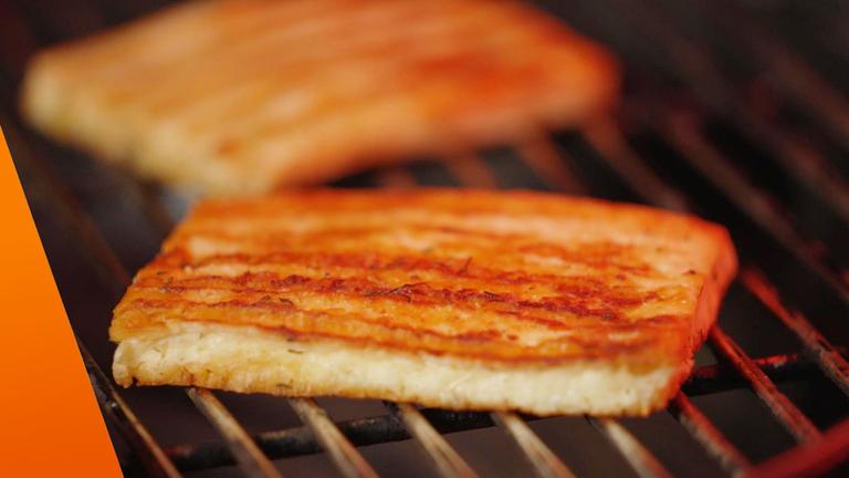 Sechs verschiedene Grillkäse aus Supermarkt und Discounter im Check