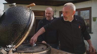 Das Bild zeigt eine Reinigung von einem Grill.