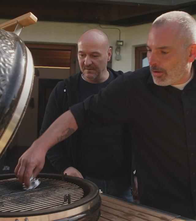 Das Bild zeigt eine Reinigung von einem Grill.
