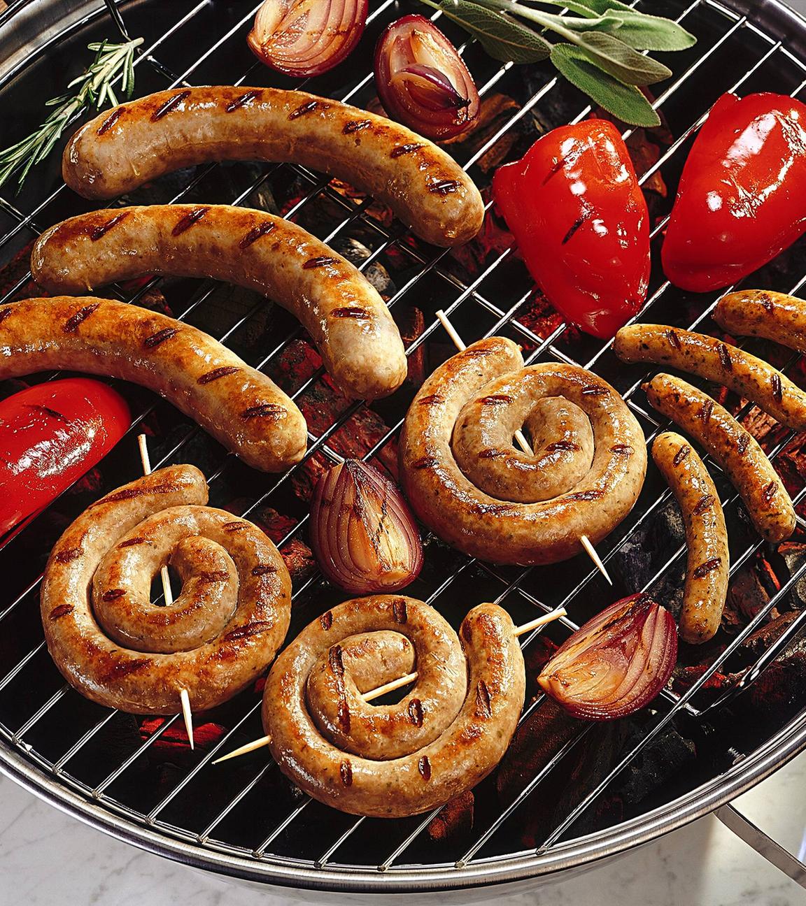Würstchen liegen auf dem Grill
