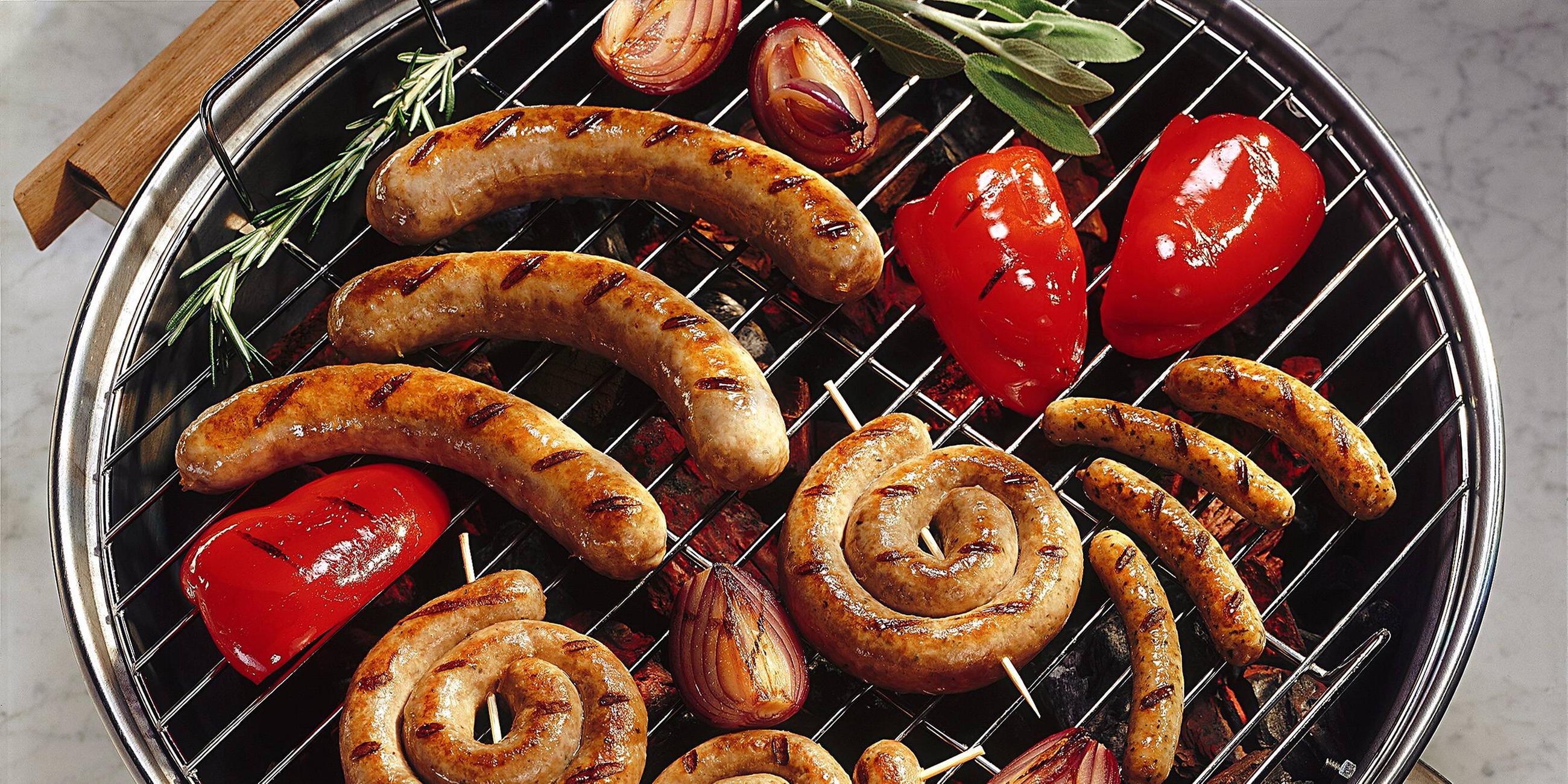 Würstchen liegen auf dem Grill