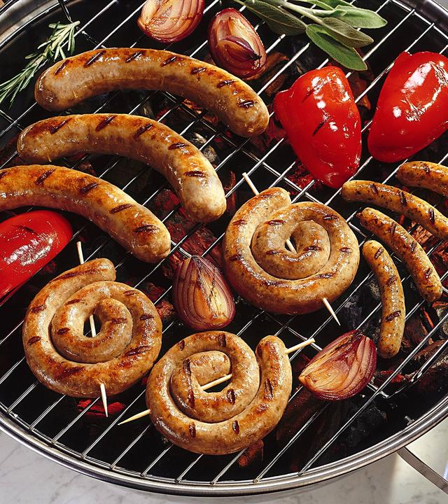 Würstchen liegen auf dem Grill