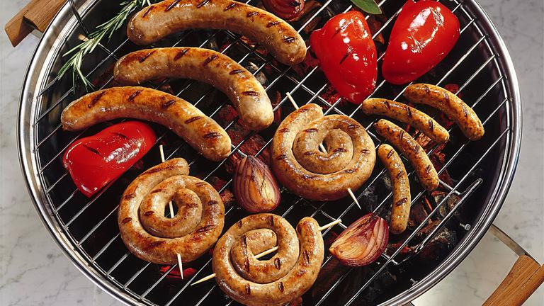 Würstchen liegen auf dem Grill