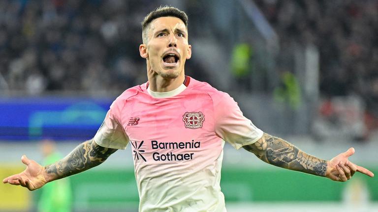 Alejandro Grimaldo bejubelt seinen Freistoßtreffer gegen Paderborn