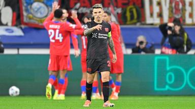 Alejandro Grimaldo vor feiernden PSG-Spielern.