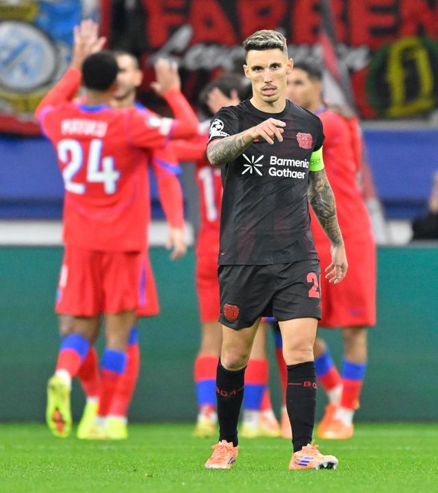 Alejandro Grimaldo vor feiernden PSG-Spielern.