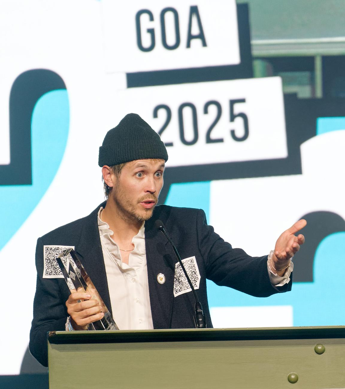 Hans Block (l), Moritz Riesewieck (r) lassen bei Verleihung der Grimme-Online-Awards ihren Preis in der Kategorie 'Sonderpreis Künstliche Intelligenz' auf der Bühne stehen, um gegen Aberkennung Bert-Donnepp-Preis von der Aktivistin Judith Scheytt zu protestieren.