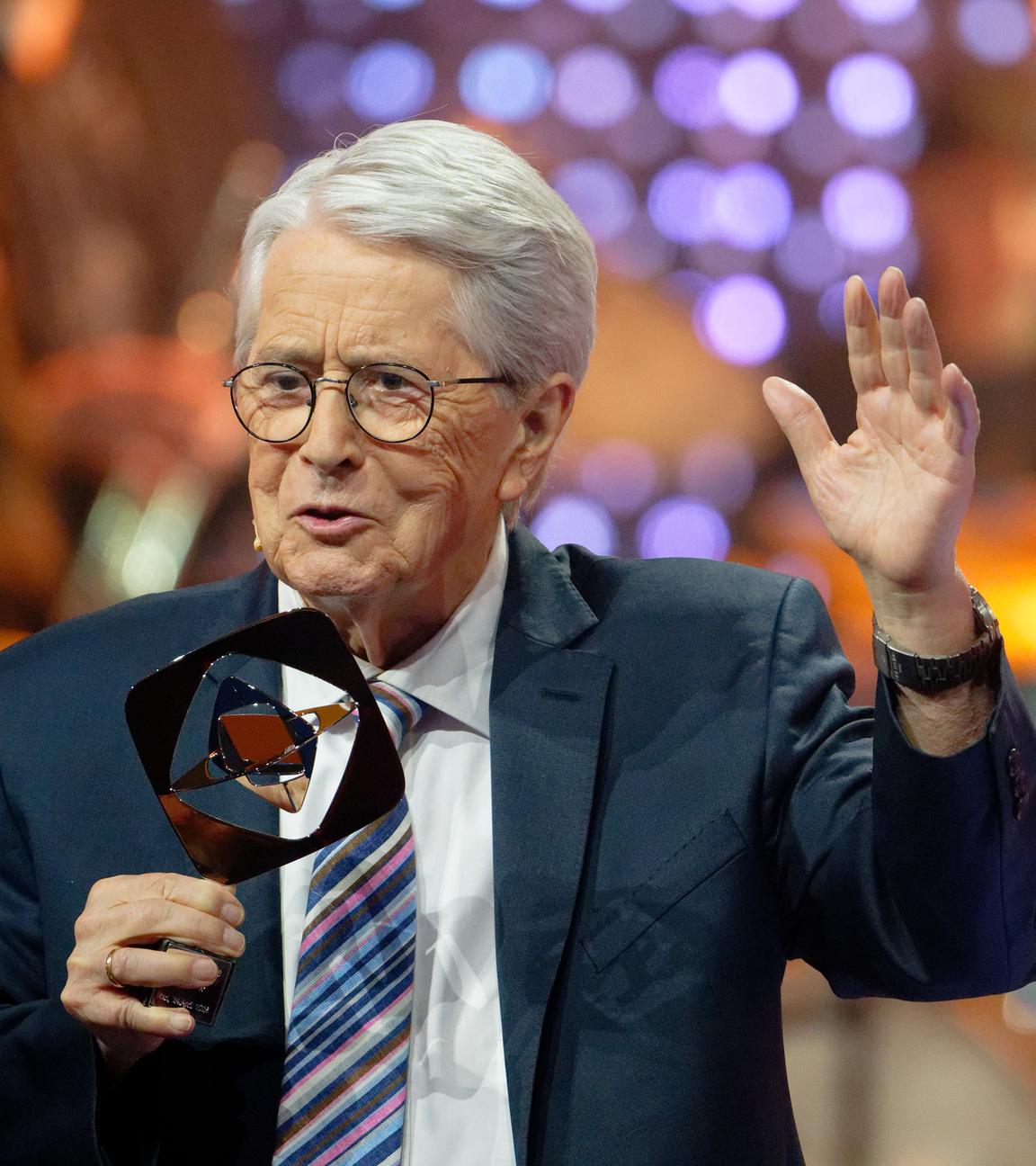 Der Moderator Frank Elstner sthet bei der Gala zur 62. Grimme-Preisverleihung mit dem Preis für sein Lebenswerk auf der Bühne.