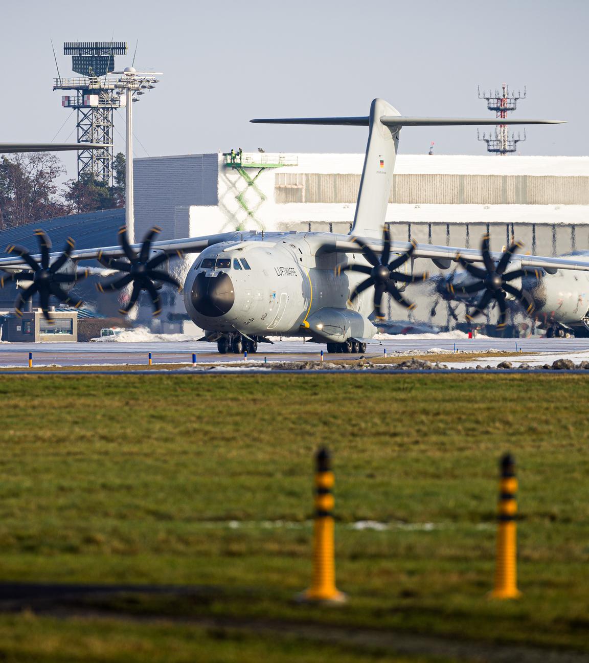Transportflugzeuge vom Typ Airbus A400M der Luftwaffe stehen auf dem Fliegerhorst Wunstorf in der Region Hannover.