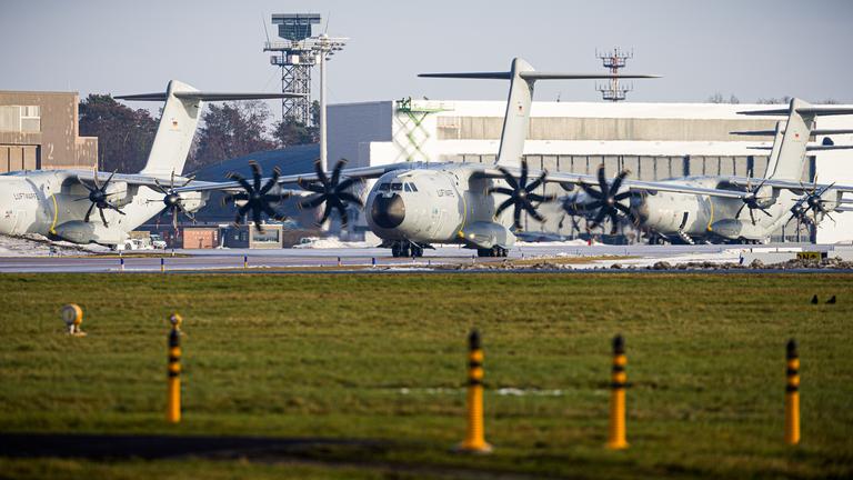 Transportflugzeuge vom Typ Airbus A400M der Luftwaffe stehen auf dem Fliegerhorst Wunstorf in der Region Hannover.