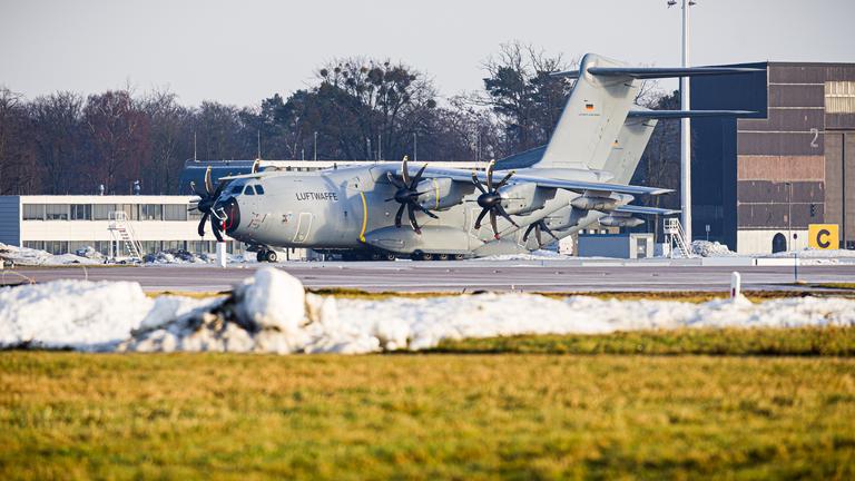 Transportflugzeuge vom Typ Airbus A400M der Luftwaffe stehen auf dem Fliegerhorst Wunstorf in der Region Hannover.