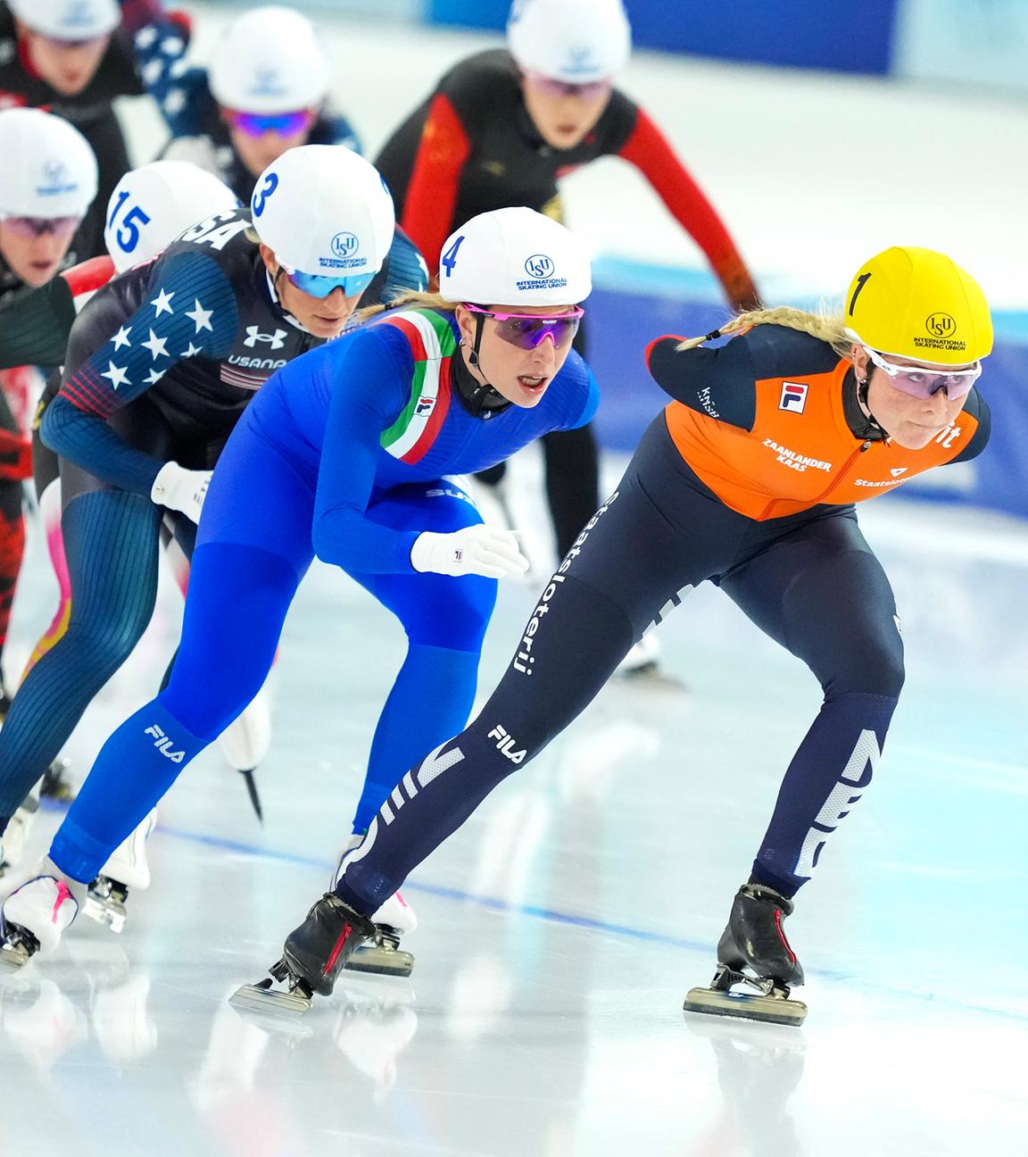 Massenstart der Frauen beim Eisschnelllauf-Weltcup in Heerenveen: Marijke Groenewoud liegt in Führung