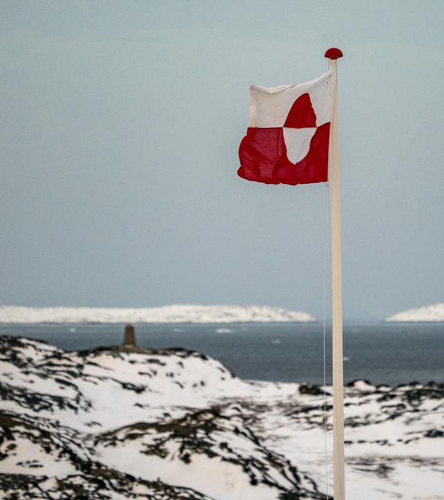 Eine grönländische Flagge weht im Wind am 22.01.2026 in Nuuk.