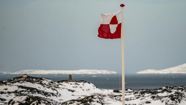 Eine grönländische Flagge weht im Wind am 22.01.2026 in Nuuk.