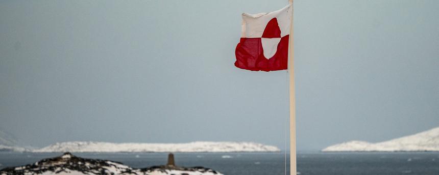 Eine grönländische Flagge weht im Wind am 22.01.2026 in Nuuk.